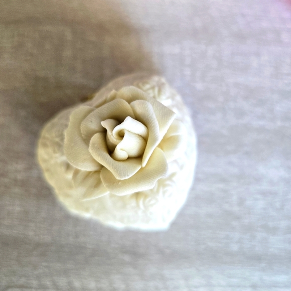 Vintage Miniture Carved White Rose Trinket Box - Picture 15 of 16